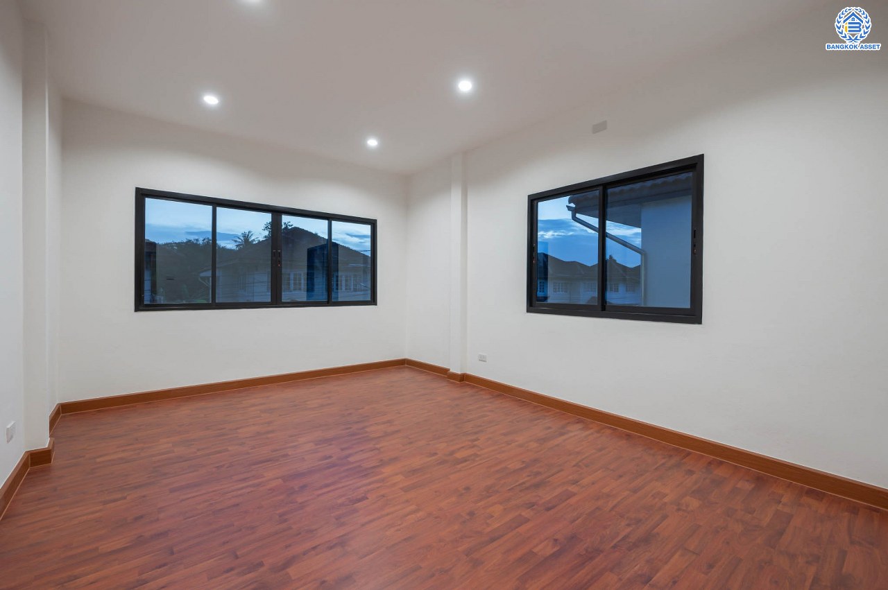 บ้านมือสองตกแต่งใหม่ โครงการ บ้านสาวิตรี พุทธมณฑลสาย3 เนื้อที่ 57.3 ตร.ว. ฟังก์ชัน 3 ห้องนอน 2 ห้องน้ำ จอดรถได้ 1 คัน บนทำเลใกล้ทางคู่ขนานลอยฟ้าบรมราชชนนี ม.มหิดล เซ็นทรัลศาลายา และรายล้อมด้วยสิ่งอำนวยความสะดวกครบ